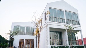 Unclassified image, 4 of 57, button - White Wall Riverfront Hotel (Kamphaeng Phet)