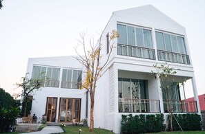 Exterior - White Wall Riverfront Hotel (Kamphaeng Phet)