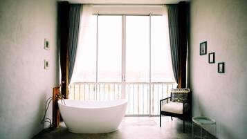 Habitación Deluxe, vista al río | Ropa de cama de alta calidad y artículos del minibar gratis