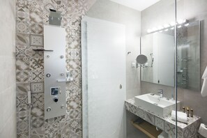Appartement, 1 chambre, vue mer | Salle de bain | Douche, douche hydromassante, sĂšche-cheveux, serviettes fournies