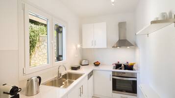 Apartment, 1 Bedroom, Sea View | Private kitchen | Full-sized fridge, microwave, oven, stovetop