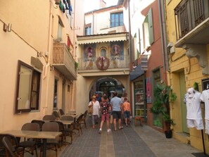 Outdoor dining - Completely renovated apartment at the foot of the old town of Collioure. (Collioure)