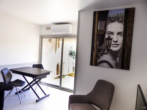 Interior - Completely renovated apartment at the foot of the old town of Collioure. (Collioure)