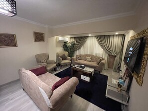 40–tuumainen taulutelevisio, jossa satelliittikanavat