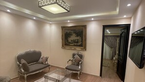 40-inch flat-screen TV with satellite channels, LED TV - Shehab Royal Apartment (Giza)