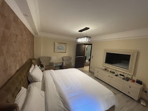 Individually decorated, individually furnished, desk, blackout drapes - Shehab Royal Apartment (Giza)