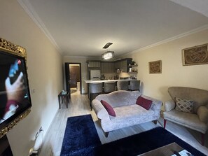 Huoneisto, 2 makuuhuonetta, poreamme | Oleskelualue | 40–tuumainen taulutelevisio, jossa satelliittikanavat