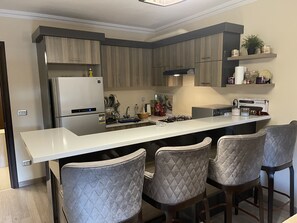 Apartamento, 2 quartos, banheira de hidromassagem | Cozinha privada | Geladeira grande, micro-ondas, fogão, cooktop