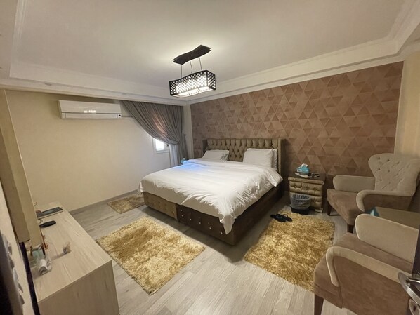 Huoneisto, 2 makuuhuonetta, poreamme | Yksilöllisesti sisustettu, yksilöllisesti kalustettu, työpöytä