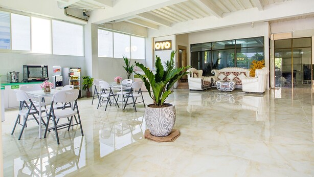 Lobby sitting area - OYO Life 511 Grace Residence (Surabaya)