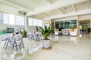 Lobby sitting area - OYO Life 511 Grace Residence (Surabaya)