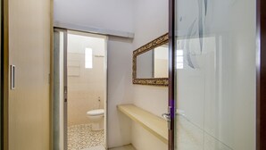 Deluxe Suite | Bathroom | Shower, towels - OYO Life 511 Grace Residence (Surabaya)