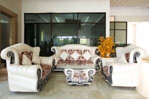 Lobby sitting area - OYO Life 511 Grace Residence (Surabaya)