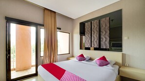Deluxe Suite | Desk, WiFi (free), bed sheets - OYO Life 511 Grace Residence (Surabaya)