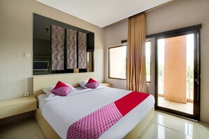 Deluxe Suite | Desk, free WiFi, bed sheets - OYO Life 511 Grace Residence (Surabaya)