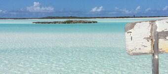 ボートの係留と息をのむような景色を望むモリアハーバーの見事なビーチ宿泊施設