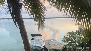 Ein ruhiger See mit einer Anlegestelle und einem Boot.