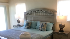 Ein Schlafzimmer mit einem Bett, Nachttischen und einer Nachttischlampe.