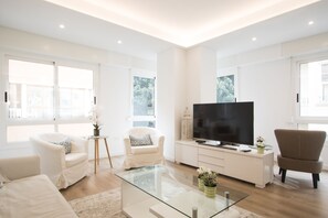 Smart TV, books - Spacious 4BR Apartment, Walk to Beach (Alacant)