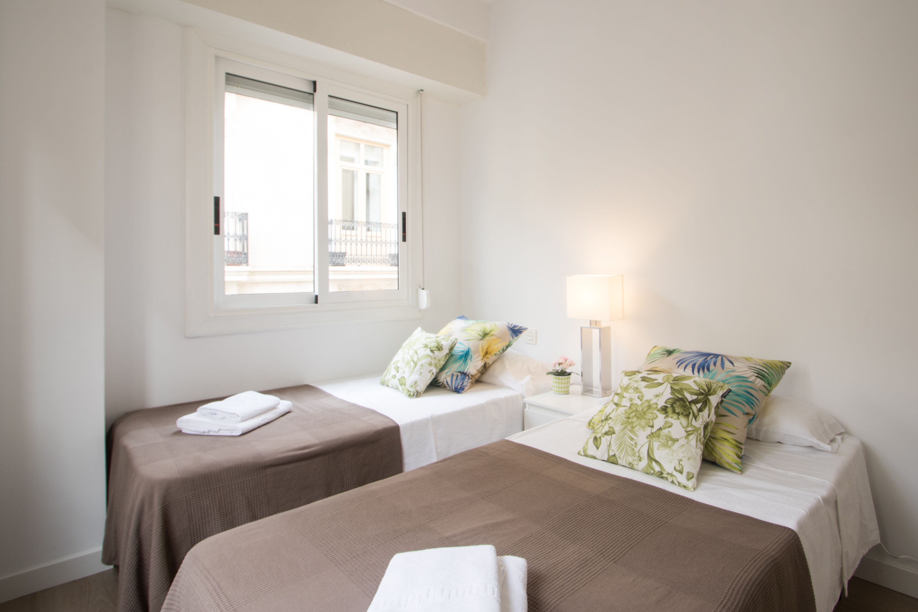 4 habitaciones, tabla de planchar con plancha y cuna de viaje 