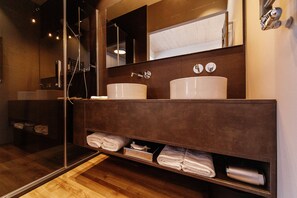 Double Room With A Dancing Pole | Phòng tắm | Buồng tắm vòi sen, đồ dùng nhà tắm miễn phí, máy sấy tóc, khăn tắm 