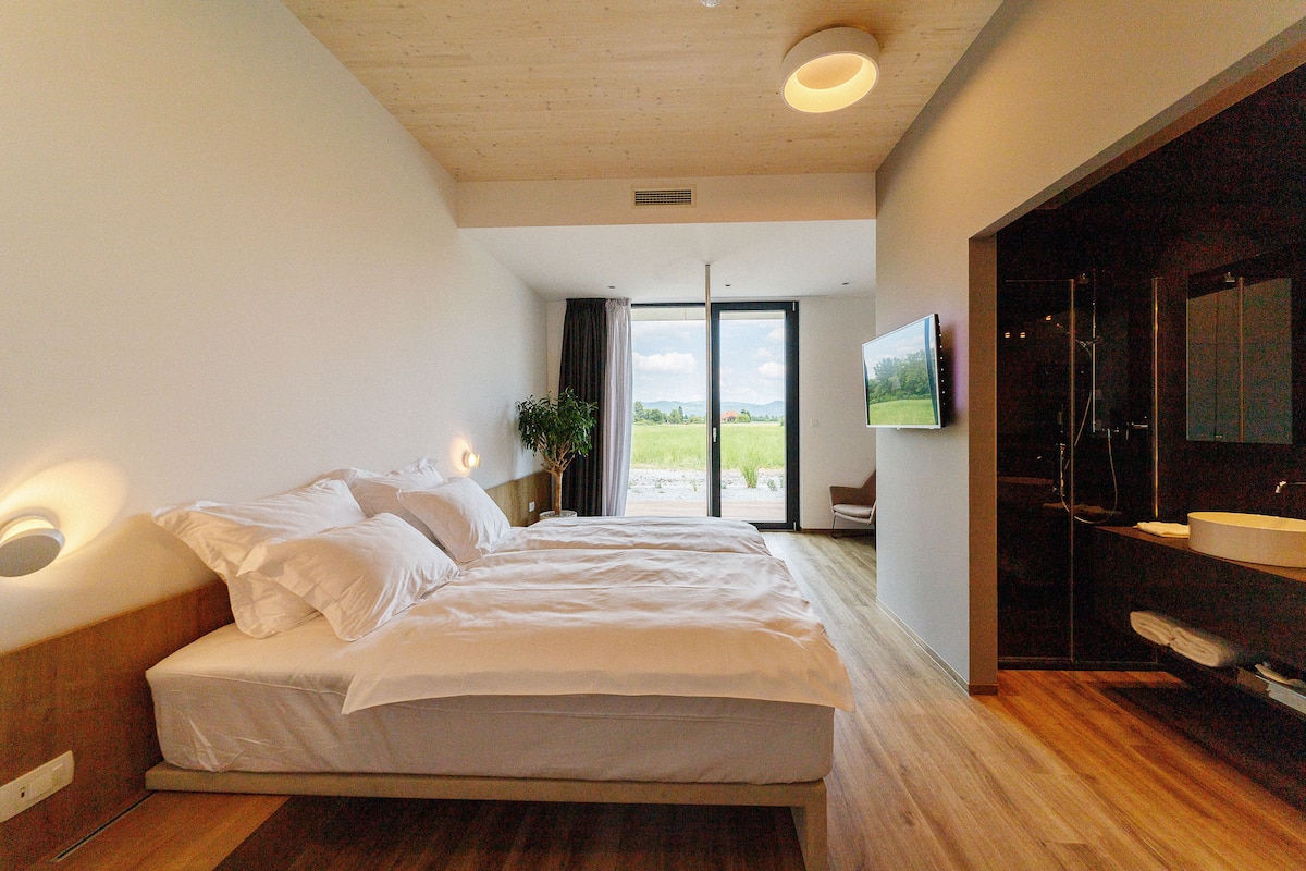 Double Room With A Dancing Pole | Minibar, safe på rommet, blendingsgardiner og lydisolert