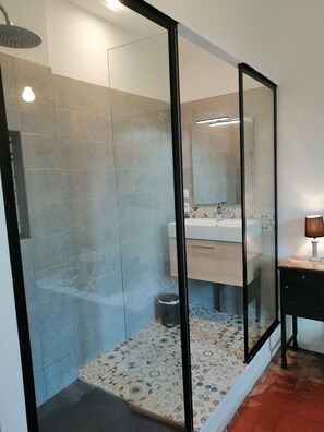 Badewanne, Haartrockner, Handtücher, Toilettenpapier