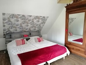 6 bedrooms, iron/ironing board, travel cot, free WiFi