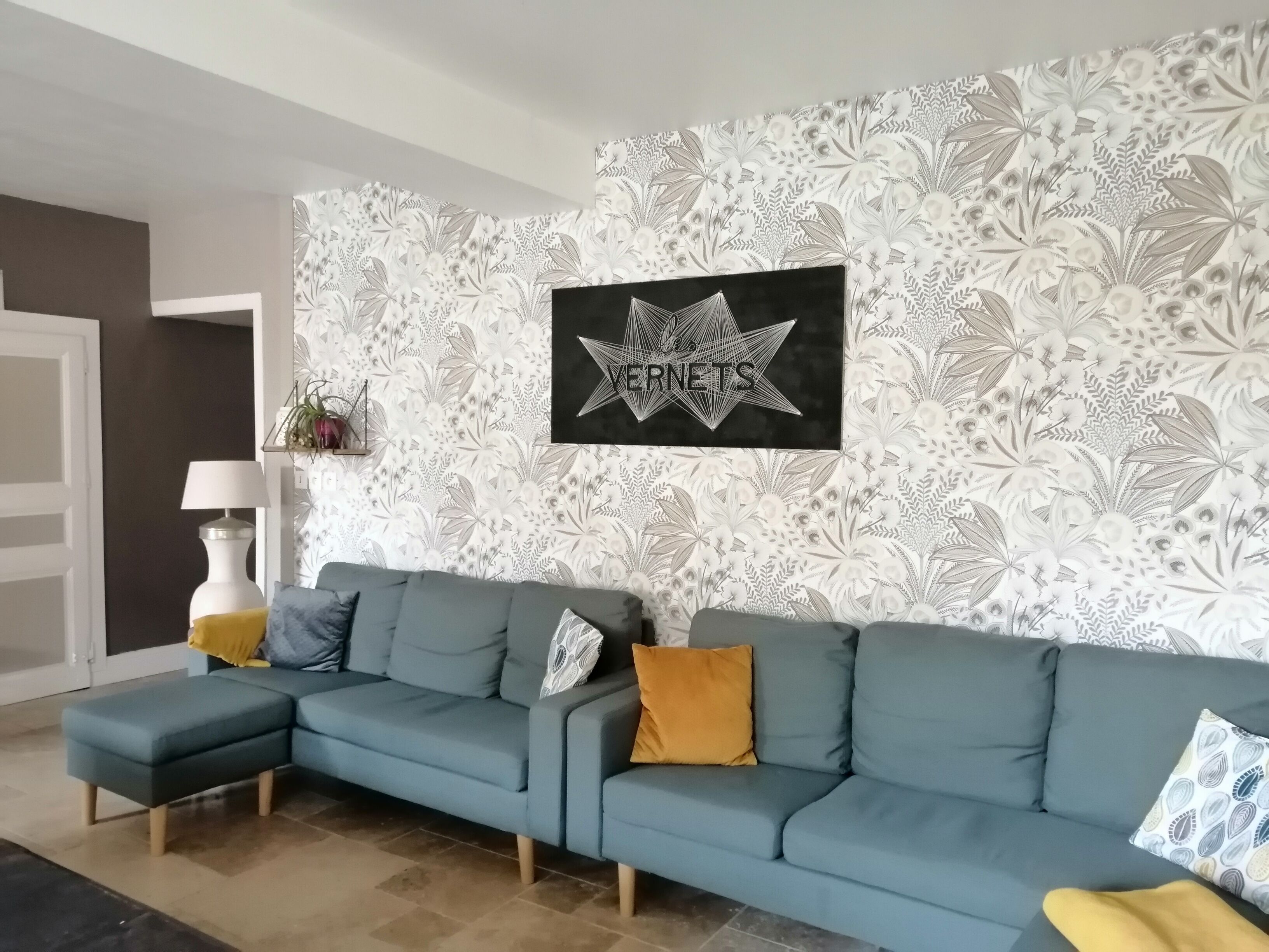 Televisión, chimenea, libros y estéreo 