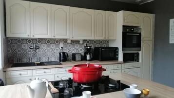 Een koelkast, een microgolfoven, een oven, een kookplaat