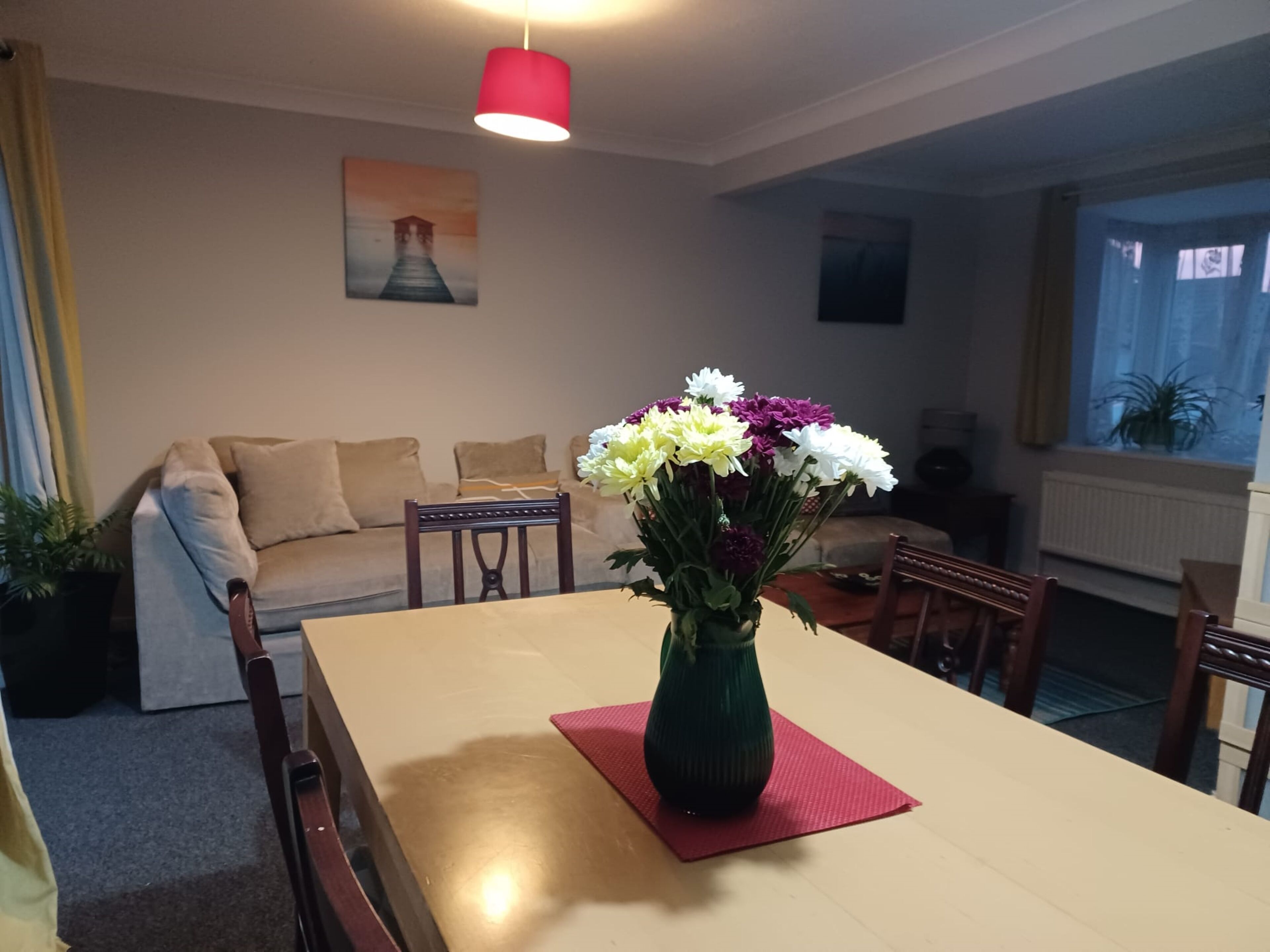 华丽独立别墅, 私人浴室, 公园景观 (Spacious 4 Bedroom) | 起居区 | 智能电视