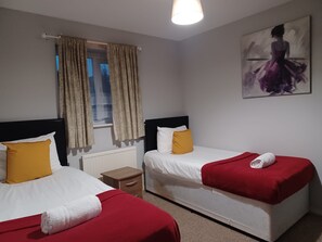 Deluxe House, Private Bathroom, Park View (Spacious 4 Bedroom) | 4 bedrooms, desk, laptop workspace, soundproofing - Huku Kwetu - Fieldfare Green (Luton)