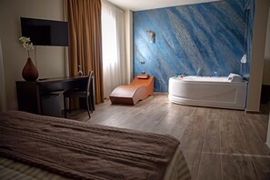 套房, 按摩浴缸 | 埃及棉床单、高档床上用品、羽绒被、客房内保险箱