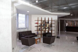 Lobby sitting area - Casta Hotel (Castagnito)