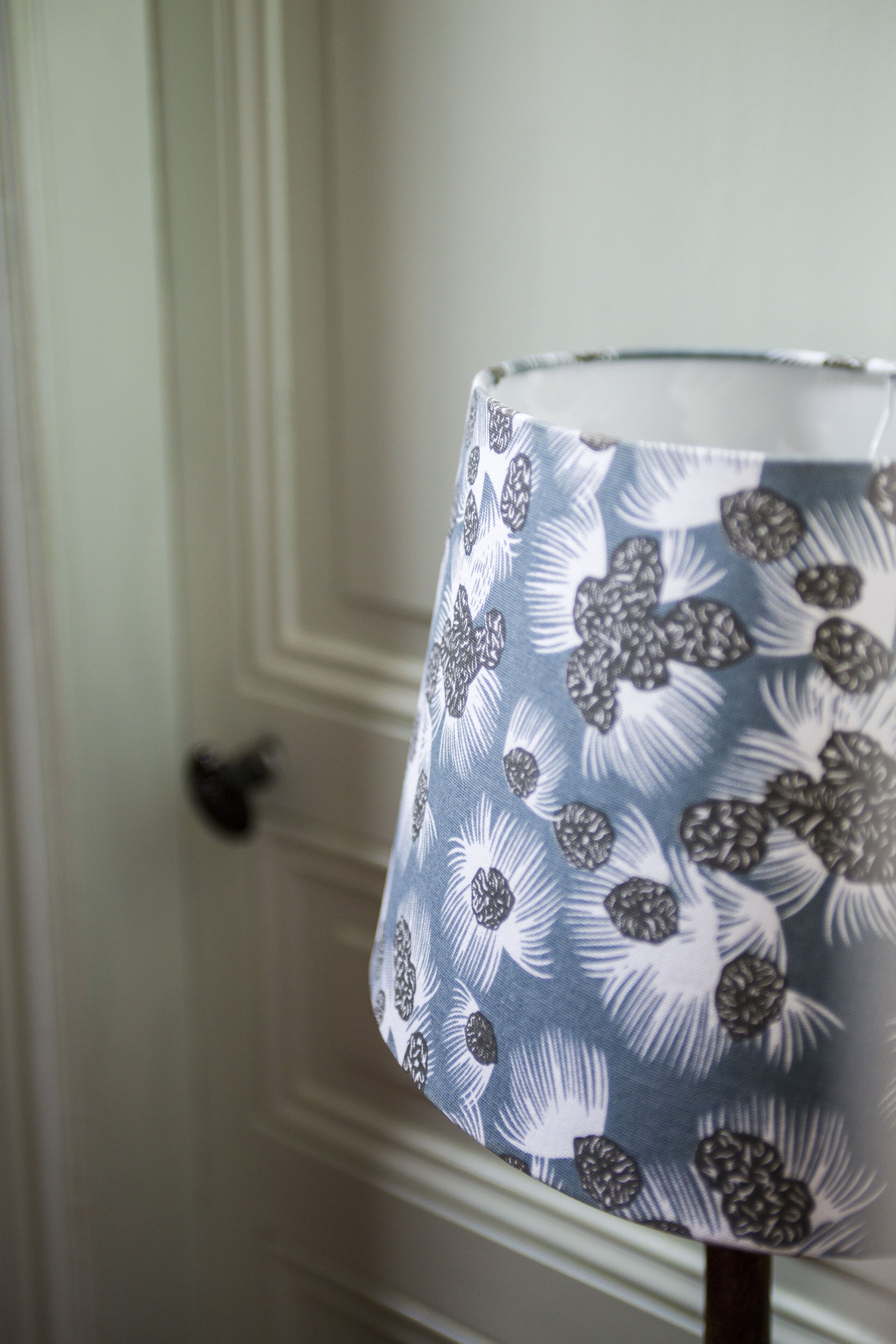 Une lampe ornée d’un motif floral.