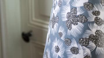 Une lampe ornée d’un motif floral.