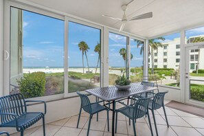 Outdoor dining - Island House Beach Resort 2S (Siesta Key)