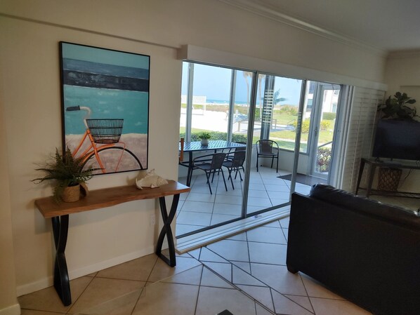 Smart TV, futbolito, mesa de ping pong