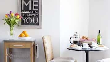 Apartamento urbano, várias camas, para não fumantes, vista para a cidade | Cozinha privada | Geladeira, micro-ondas em uma área comum, fogão