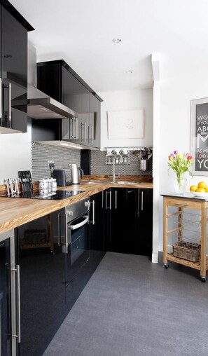 City appartement, meerdere bedden, niet-roken, uitzicht op stad | Privékeuken | Een koelkast, een magnetron, een oven, een espressoapparaat