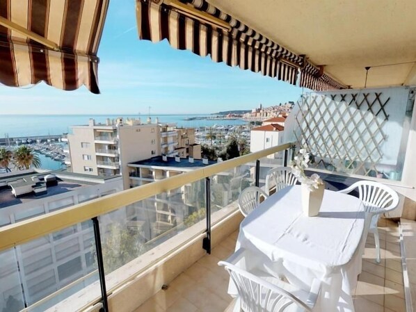 Outdoor dining - Beautiful 2P with terrace, air conditioning and sea view in Menton (Menton)