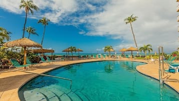 Utendørsbasseng og et oppvarmet basseng