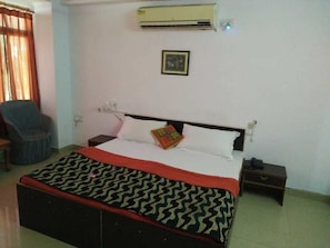 Standard-Doppelzimmer | Zustellbetten, kostenloses WLAN, Bettwäsche