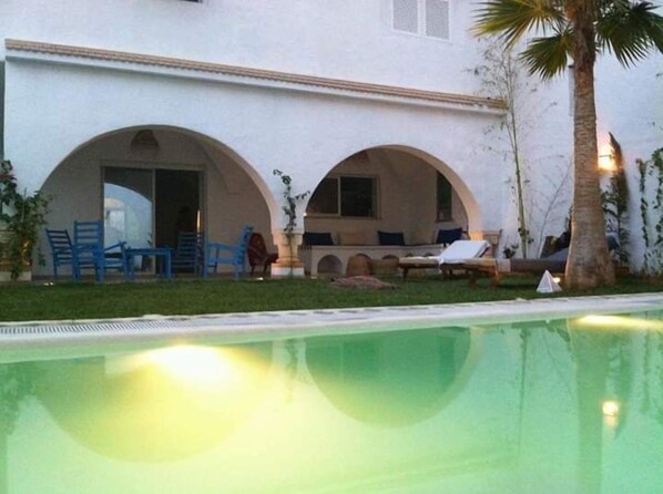 Seasonal outdoor pool, pool loungers - Villa Envoutée (Hammamet)