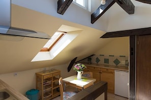 Familienapartment | Essbereich im Zimmer