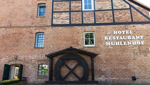 Ein Backsteinhaus mit einem Schild, auf dem 