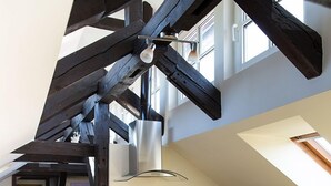 Eine Küche mit einer Holz-Kochinsel, einem Einbauofen und einem Oberlicht.