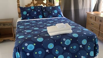 Douche, douche à « effet pluie », sèche-cheveux, serviettes fournies