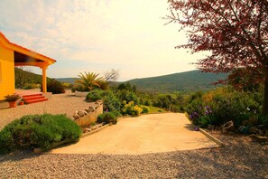 Property grounds - Lynne Holiday Home (Kotor)