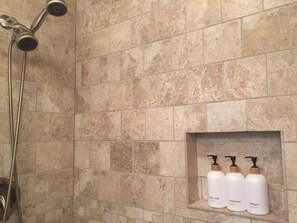 Douche, sèche-cheveux, serviettes fournies, savon